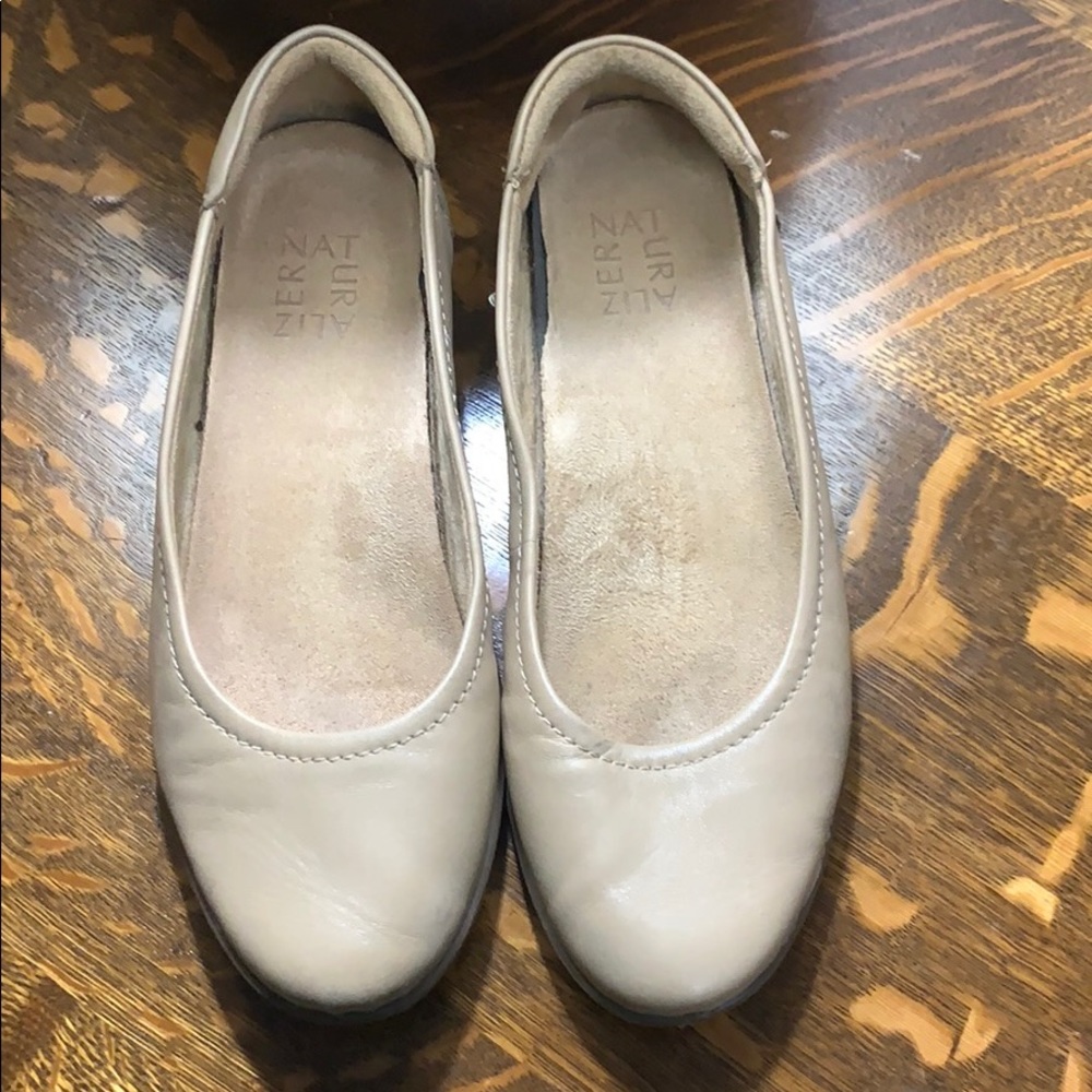Naturalizer tan leather flats